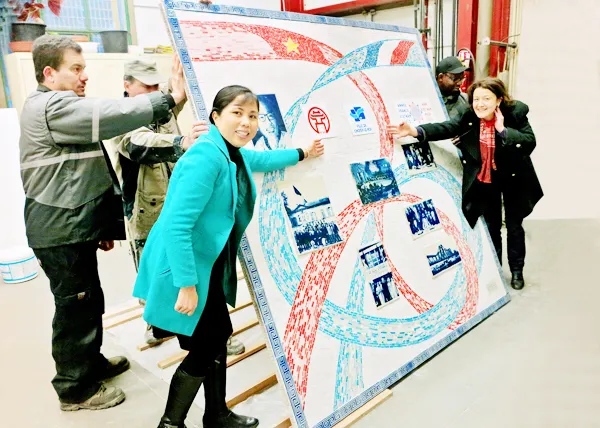 Gửi tặng thành phố Choisy le Roi (Pháp) bức tranh gốm đặc biệt